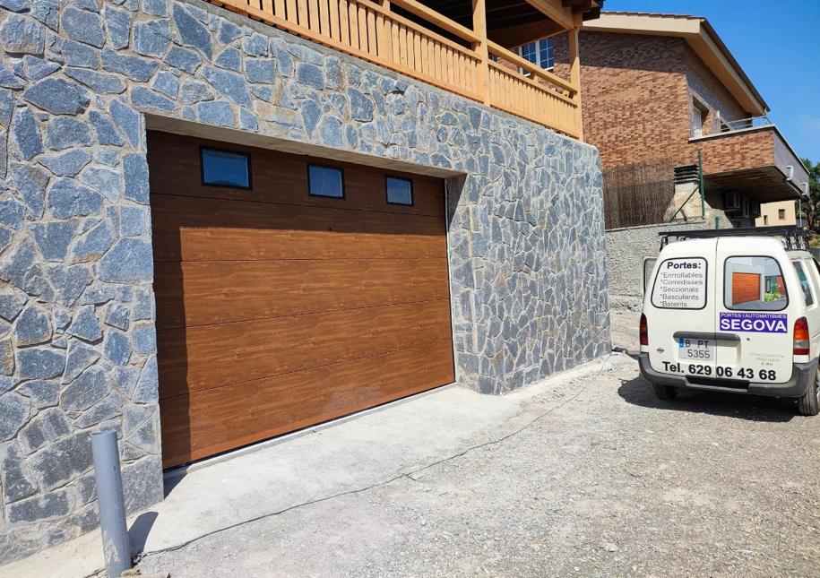 Porta de garatge seccional a Manresa instal·lació i manteniment